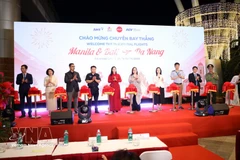 Руководители города Дананг и делегаты на церемонии открытия двух новых международных авиамаршрутов из Манилы и Бали в Дананг. Фото: ВИА. 