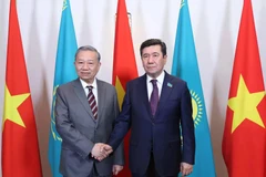 Генеральный секретарь ЦК Коммунистической партии Вьетнама То Лам (слева) встретился со спикером Мажилиса - нижней палаты парламента Казахстана Ерланом Кошановым, который также является председателем правящей партии «Аманат». (Фото: ВИA)