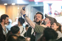 Иностранные туристы делают первые фотографии в 2026 году. (Фото: ВИА) 