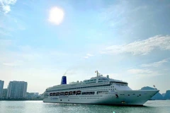 Круизное судно *Piano Land*, на борту которого находится около 1 000 туристов из Китая, причаливает к Международному круизному порту Халонг. (Фото: ВИА)