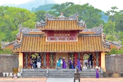 Туристы в городе Хюэ. (Фото: ВИА)