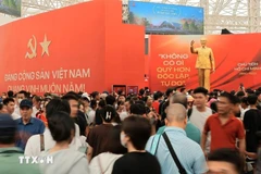 Выставочное пространство "95 лет партийному флагу, освещающему путь" привлекает большое количество посетителей. (Фото: ВИA)