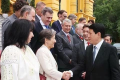 Президент государства Лыонг Кыонг (справа) приветствует дипломатов ЕС на встрече в Ханое 9 июня. (Фото: ВИA)