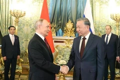 Генеральный секретарь ЦК Коммунистической партии Вьетнама (КПВ) То Лам (справа) и президент России Владимир Путин в Кремлевском дворце в Москве 10 мая (по местному времени). (Фото: ВИA)