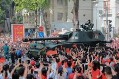 Толпы людей приветствуют появление танков и бронетранспортеров. (Фото: ВИA)