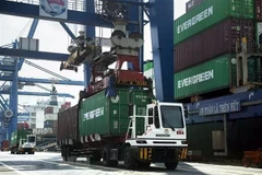 Работы по погрузке и разгрузке грузов в порту Катлай, город Тхудык, город Хошимин. (Фото: ВИA)