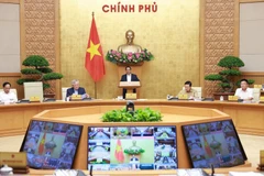 Премьер-министр Фам Минь Тьинь председательствует на очередном июньском заседании кабинета министров и национальной онлайн-конференции между правительством и местными властями. (Фото: ВИA)