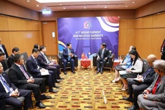 Премьер-министр Фам Минь Тьинь (слева) проводит встречу с президентом Филиппин Фердинандом Ромуальдесом Маркосом - младшим на полях 47-го саммита АСЕАН и сопутствующих саммитов в Куала-Лумпуре (Малайзия) 27 октября 2025 года. (Фото: ВИА)