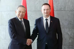 Генеральный секретарь Центрального комитета Коммунистической партии Вьетнама (КПВ) То Лам (слева) и премьер-министр Беларуси Александр Турчин (Фото: ВИA)