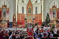 Рождественская атмосфера внутри Кафедральный собор Хайфона в городе Хайфон. (Фото: ВИА) 