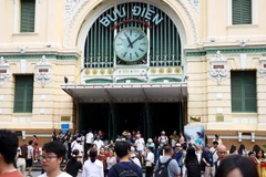 Центральный почтамт в Хошимине привлекает большое количество посетителей во время пятидневных каникул. (Фото: ВИA)