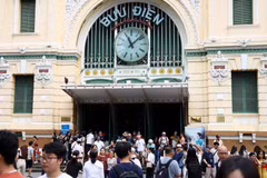 Центральный почтамт в Хошимине привлекает большое количество посетителей во время пятидневных каникул. (Фото: ВИA)