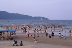 Пляж Дананга привлекает большое число туристов. (Фото: ВИА) 