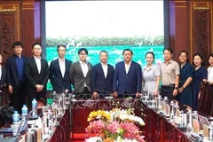 Представители провинции Тэйнинь и японской делегации позируют для фотографии на встрече 26 ноября. (Фото: ВИA)