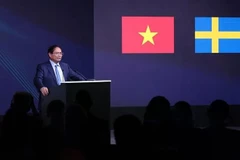 Премьер-министр Фам Минь Тьинь выступает на Вьетнамско-шведском бизнес-форуме в Стокгольме 12 июня (по местному времени). (Фото: ВИA)