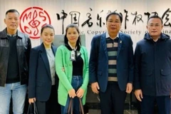 Директор Вьетнамского центра по защите авторских прав на музыкальные произведения Динь Чунг Кан (второй справа) на заседании Международной конфедерации обществ авторов и композиторов в Пекине (Китай) в октябре 2025 года. Фото: nhandan.vn. 