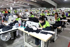 Рабочие фабрики Танде 1 в индустриальном парке Нгуен Дык Кань провинции Хынгйен производят спортивную одежду. (Фото: ВИА) 