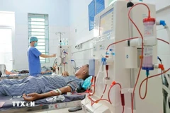 Пациенты проходят курс гемодиализа в больнице общего профиля провинции Хажанг. (Фото: ВИA)
