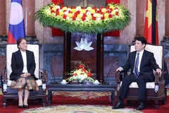 Президент государства Лыонг Кыонг принимает вице-президента Лаоса Пани Ятхоту в Ханое 25 мая. (Фото: ВИA)