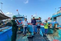 Владельцы рыболовных судов подписывают обязательство не нарушать закон о незаконном, несообщаемом и нерегулируемом промысле. (Фото: ВИA)