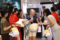 Вручение подарков пассажирам двух новых международных рейсов из Манилы и Бали. Фото: ВИА.