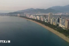  Пляж Нячанга с кристально чистыми голубыми водами. (Фото: ВИA) 