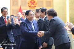 Премьер-министр Фам Минь Тьинь встречается с руководителями японских компаний. (Фото: ВИА) 
