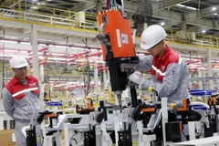 Рабочие собирают автомобильные комплектующие на заводе Škoda во Вьетнаме. — Фото ВИА