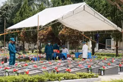 Рабочая группа отбирает образцы ДНК из останков павших бойцов на Кладбище павших бойцов Дыкко в общине Дыкко провинции Зялай. Фото: ВИА 