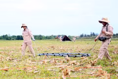 Члены группы MAG ведут работы по разминированию в общине Дайчать, провинция Куангчи. (Фото: ВИА)