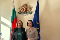 Посол Вьетнама в Болгарии Нгуен Тхи Минь Нгует (справа) и мэр города Казанлык Галина Стоянова. (Фото: ВИА) 