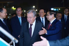 Премьер-министр Фам Минь Тьинь приглашает Генерального секретаря ООН Антониу Гутерреша подняться на борт самолёта перед их совместным вылетом из Ханоя вечером 25 октября в Куала-Лумпур (Малайзия) для участия в 47-м саммите АСЕАН и связанных с ним мероприятиях. (Фото: ВИА)