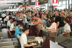 Пассажиры проходят регистрацию на свои рейсы. (Фото: ВИA) 