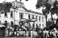 19 августа 1945 года после митинга на площади Оперного театра силы самообороны и население столицы заняли Императорский дворец (Северный дворец) - резиденцию французского марионеточного правительства на Севере. (Фото: ВИА).
