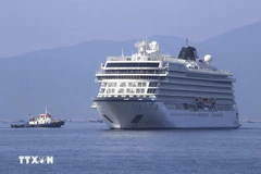 Международный круизный лайнер Ms Viking Yidun входит в залив Камрань. (Фото: ВИА).