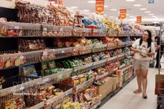 Покупатели выбирают товары в супермаркете AEON Long Biên. Фото: ВИА.