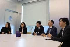 Заместитель министра иностранных дел Ле Ань Туан (в центре) и вьетнамская делегация принимают участие в одном из мероприятий в рамках ВЭФ «Давос-2026». Фото: ВИА