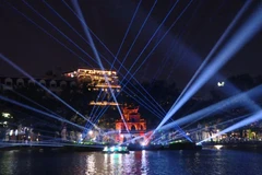 Ханой сияет художественным световым пространством в честь Нового года