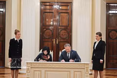 Постоянный заместитель секретарь Городского партийного комитета, председатель Народного совета, заместитель руководителя делегации депутатов Национального собрания города Ханоя Фунг Тхи Хонг Ха и председатель Законодательного собрания Санкт-Петербурга Александр Бельский подписали Меморандум о сотрудничестве между Народным советом города Ханоя и Законодательным собранием Санкт-Петербурга. (Фото: ВИА).
