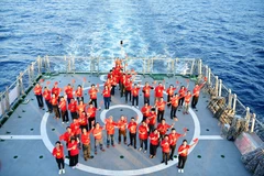 Более 60 представителей вьетнамской диаспоры из 24 стран и территорий посетили островной район Чыонгша и платформу DK1. (Иллюстративное фото: ВИА)