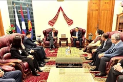 Посол Данг Минь Кхой поздравил посла Лаоса Сипхандоне Ойбуабадди, его супругу и весь коллектив сотрудников посольства. (Фото: ВИА).