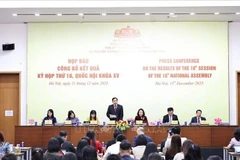 Генеральный секретарь, руководитель Канцелярии Национального собрания Ле Куанг Мань председательствует на пресс-конференции. (Фото: ВИА).