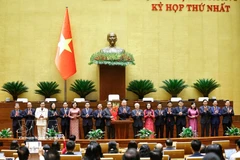 Генеральный секретарь То Лам от имени депутатов Национального собрания XVI созыва вручил цветы, поздравив Председателя Национального собрания Чан Тхань Мана, заместителей Председателя Национального собрания и членов Постоянного комитета Национального собрания. (Фото: ВИА)