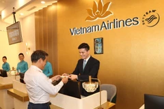 Пассажиры испытывают сервис Check-in Lounge в терминале T3 Международного аэропорта Таншоннят. (Фото: nhandan.vn)