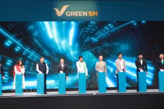 Глобальный генеральный директор Green SM Нгуен Ван Тхань, министр промышленности и торговли штата Харьяна Рао Нарбир Сингх и другие участники церемонии нажимают кнопку официального запуска сервиса. (Фото: ВИА).