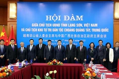 Делегации провинции Лангшон и Гуанси-Чжуанского автономного района (КНР) сфотографировались на память. (Фото: ВИА).