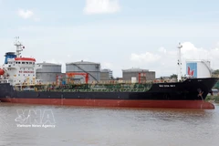 Импорт нефтепродуктов на одном из оптовых терминалов в порту Хайфона. (Фото: ВИА)