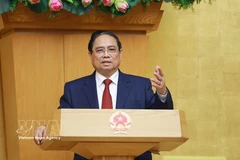 Премьер-министр Фам Минь Тьинь подводит итоги очередного заседания Правительства за март 2026 года и онлайн-конференции Правительства с местными органами власти. (Фото: ВИА)