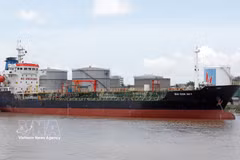 Импорт нефтепродуктов на одном из оптовых терминалов в порту Хайфона. (Фото: ВИА)