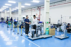 Линия сборки роботов для транспортировки пластин (wafer) в полупроводниковой промышленности на предприятии компании TAZMO Вьетнам (промышленный парк Лонгхау, Тэйнинь). (Фото: ВИА)